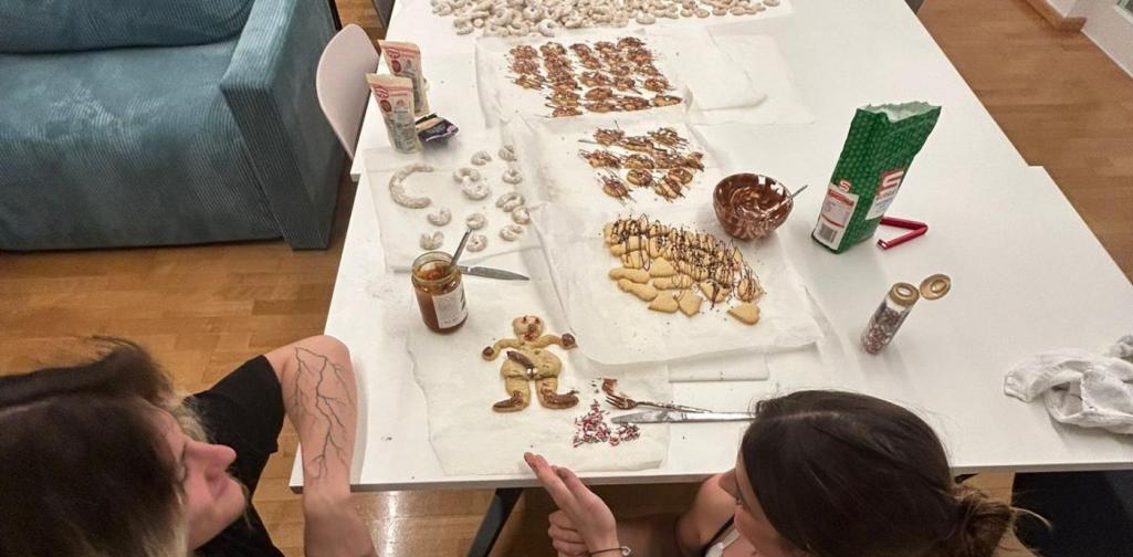 schülerInnen präsentieren kekse